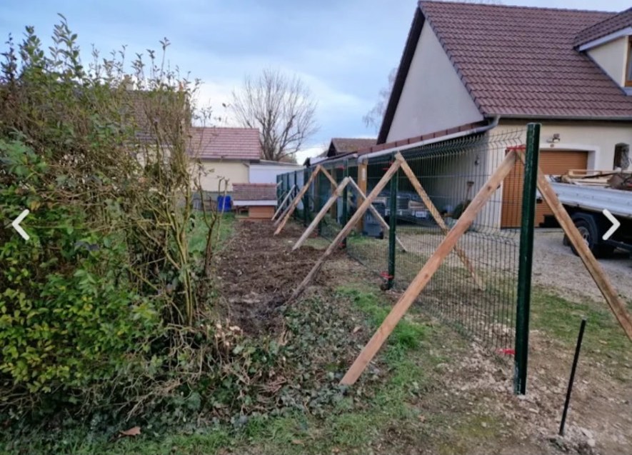 Clôture rigide verte posée en limite de propriété