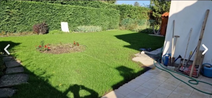 Nouvelle pelouse verte avec massif fleuri central